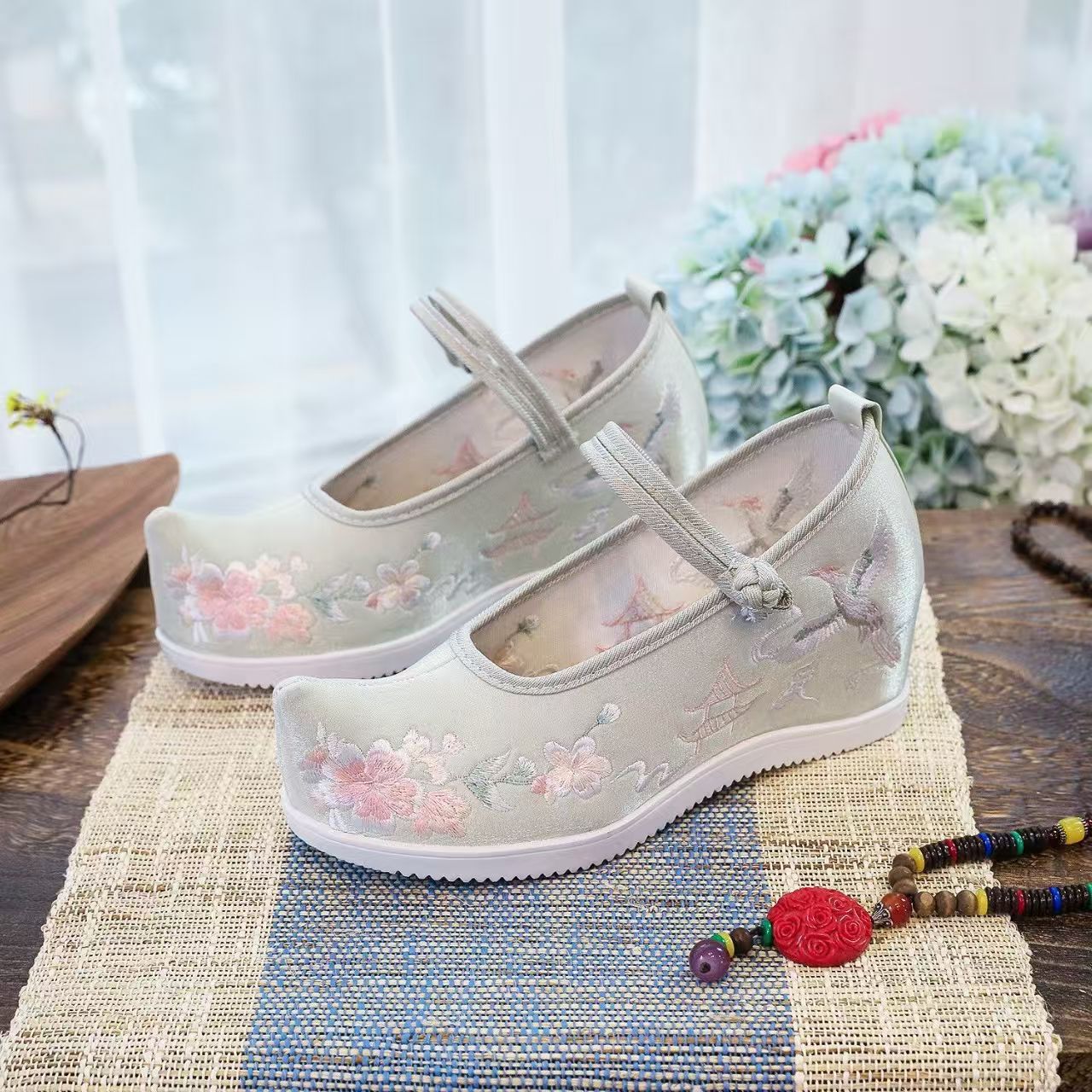 Sepatu Wanita dengan Bordir In - Embroidery Wedding ulasan dan harga