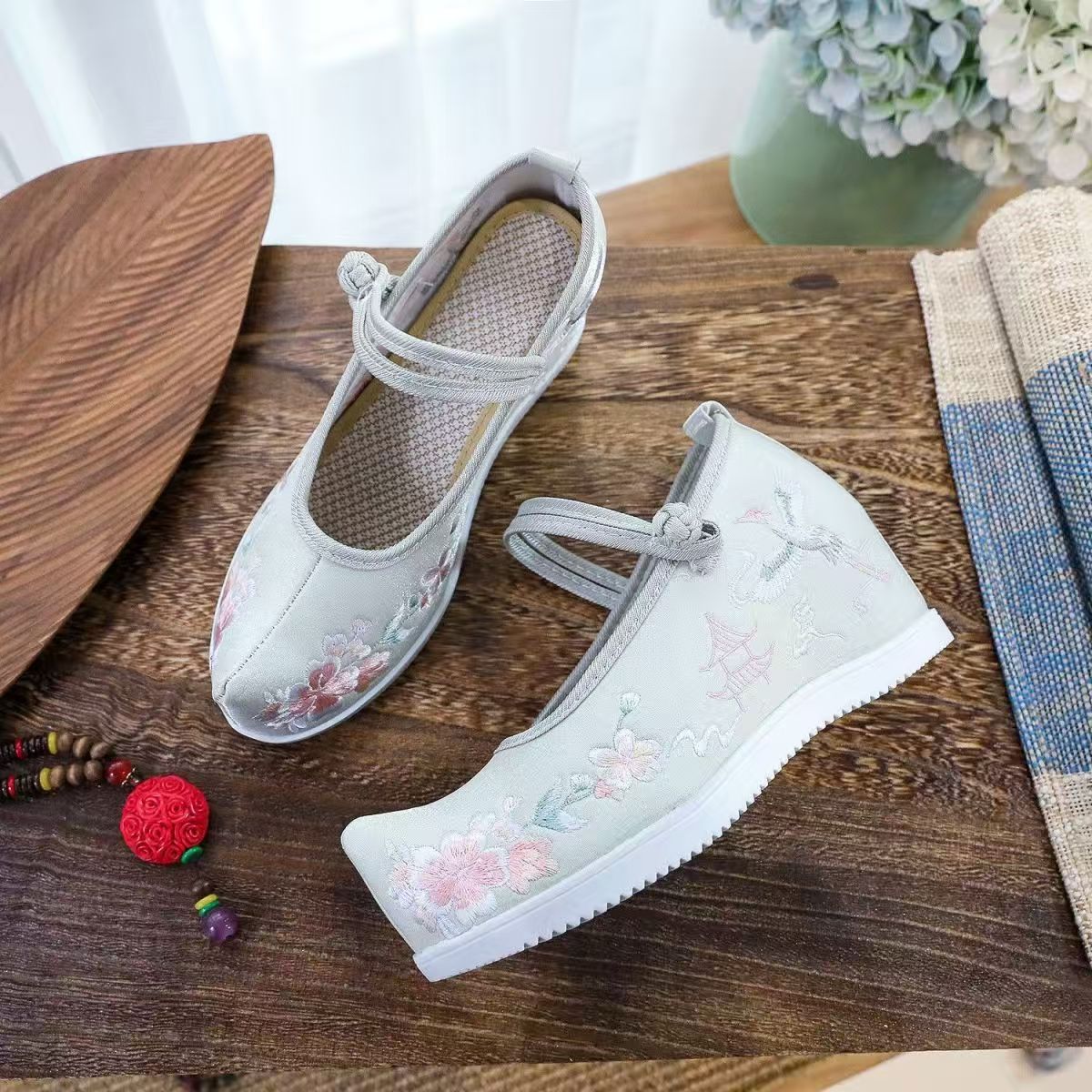 Sepatu Wanita dengan Bordir In - Embroidery Wedding ulasan dan harga